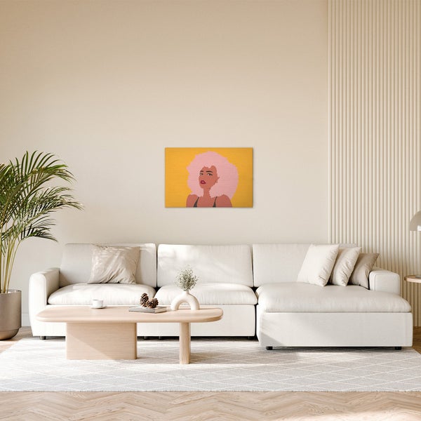 Dekoratives Wandbild mit Frau im Wohnzimmer