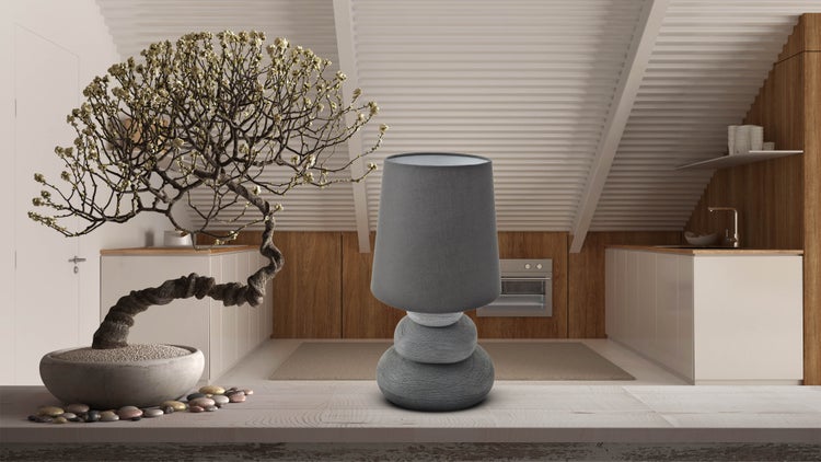 Dekorative graue Tischleuchte neben einem Bonsai-Baum in einer stilvollen Küche.
