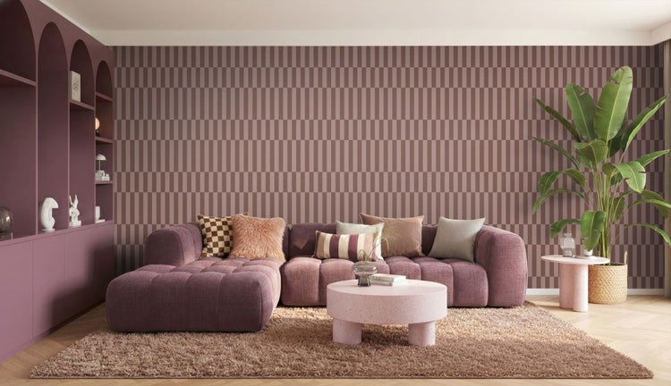 Wohnzimmer mit Ecksofa, Couchtisch und Regalen