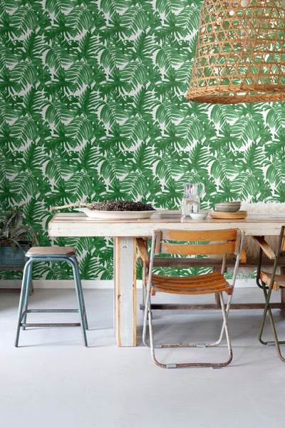 Esszimmer mit Esstisch, Stühlen und Tapete mit Pflanzenmuster