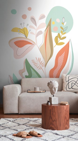 Wohnzimmer mit Sofa, Couchtisch und Wandbild mit Pflanzenmotiven