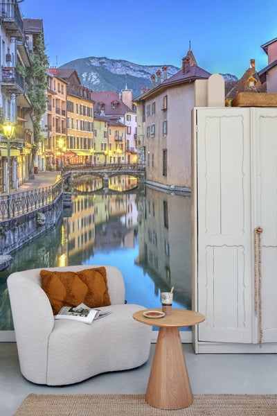 Wohnzimmergestaltung mit Sesseln, Tisch und Fototapete mit Stadtmotiv