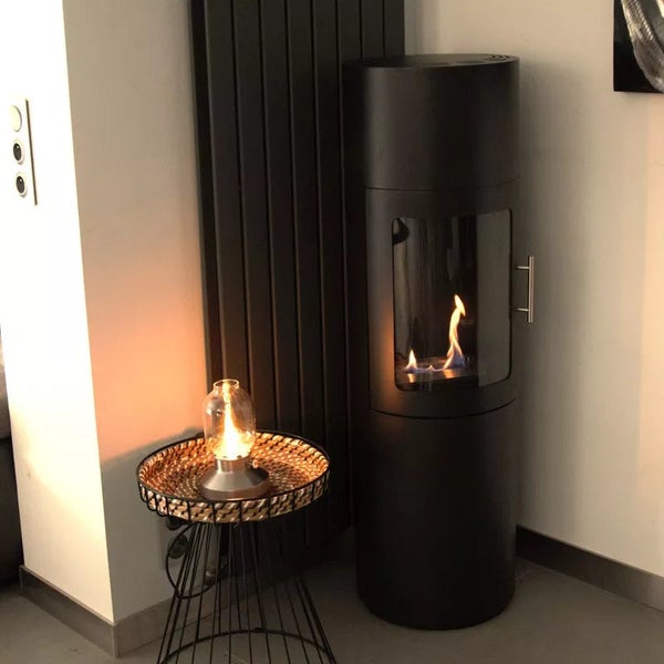 Dekoratives Wohnzimmer mit Bio-Ethanol-Kamin und Tischlampe
