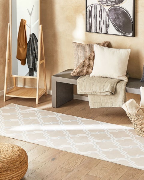 Eingangsbereich mit Garderobenständer, Bank, Kissen, Decke, Teppich und Hocker