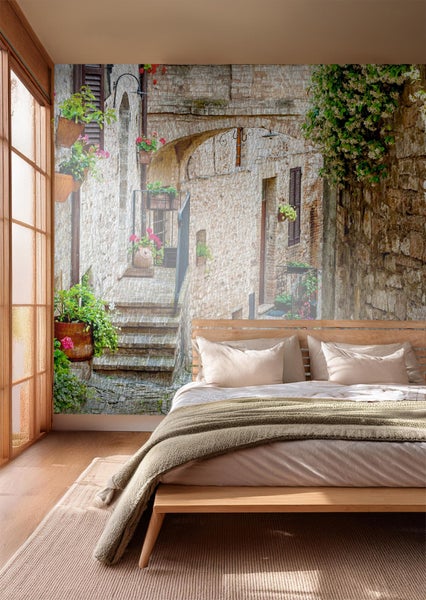 Schlafzimmer mit Fototapete einer italienischen Gasse.