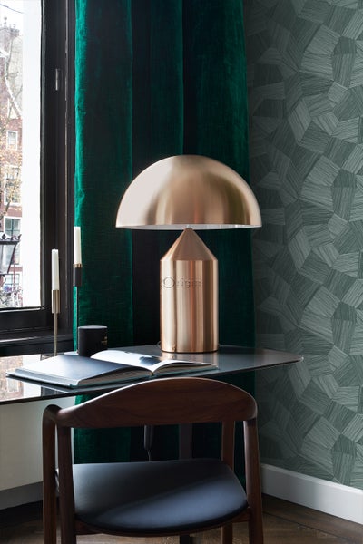 Szene mit Schreibtisch, Stuhl, Lampe, Vorhängen und gemusterter Tapete