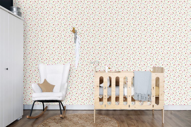 Kinderzimmer mit floral gemusterter Tapete, Wiegestuhl und Babybett