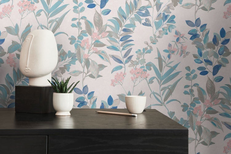 Esszimmer mit Blättermuster-Tapete, Holztisch und Metallstühlen