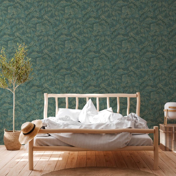 Schlafzimmer mit grüner Blättertapete, Holzbett und natürlicher Dekoration für eine ruhige Atmosphäre.