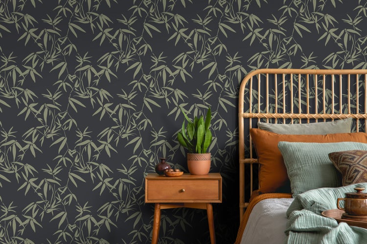 Schlafzimmer mit Bambus-Tapete, Nachttisch und Rattanbett