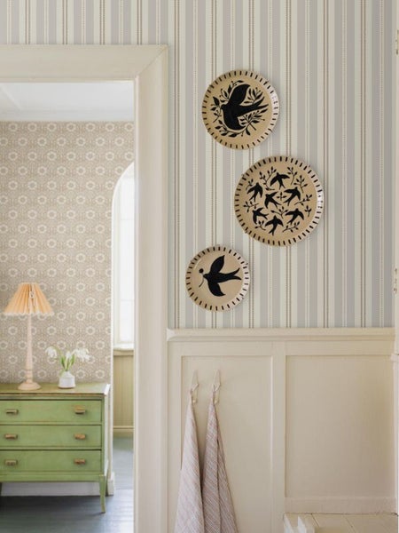 Tapetenrolle mit Streifenmuster