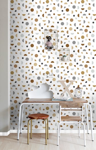 Dekoratives Kinderzimmer mit gemusterter Tapete, Schreibtisch und Stuhl