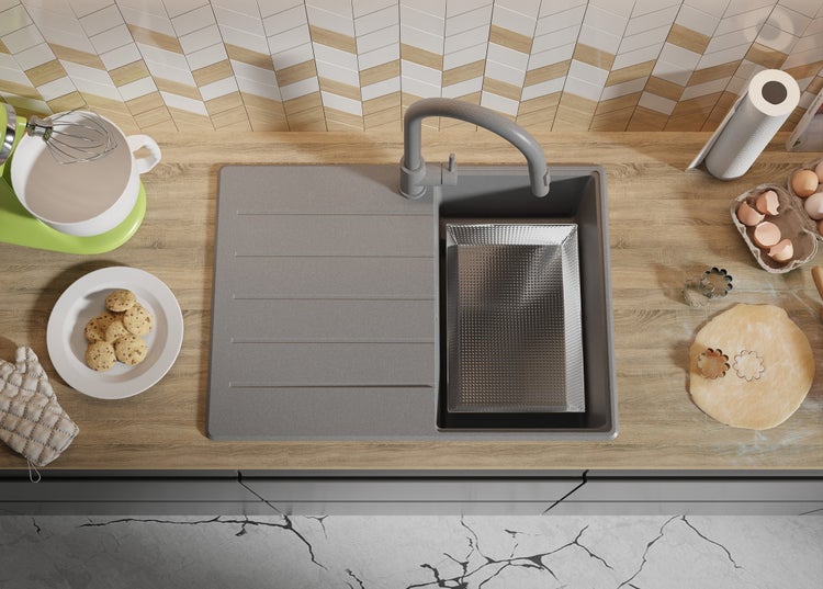 Draufsicht auf eine Küchenspüle mit Zubehör zum Backen von Keksen.