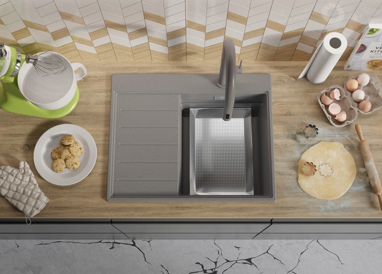 Küchenszene mit Spüle, Rührgerät, Zutaten und Utensilien zum Backen.