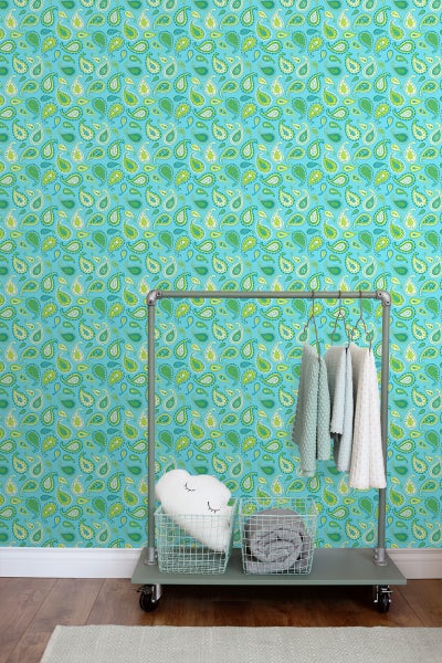 Szene mit einer Wandtapete mit Paisleymuster und einem Kleiderständer mit Kleidung