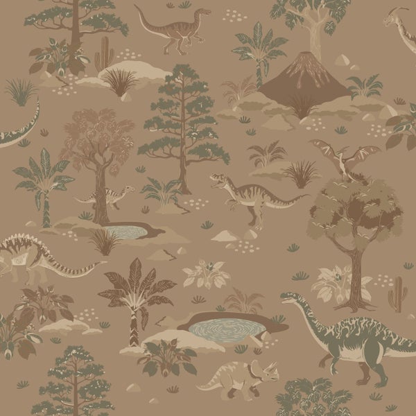 Frau sitzt in einem Rattan-Sessel vor einer gemusterten Tapete mit Pflanzen- und Vogelmotiven