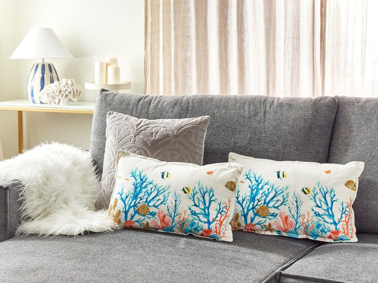 Zwei dekorative Kissen mit Korallen und Fischen Muster