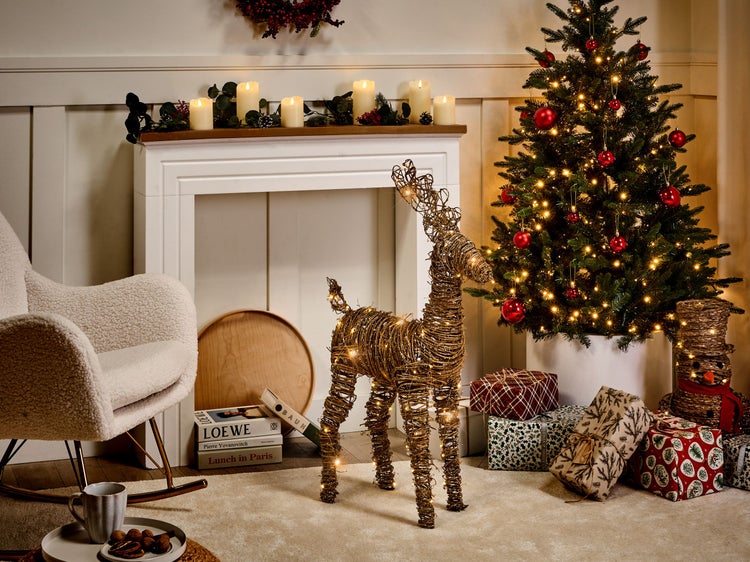 Festliche Szene mit Weihnachtsbaum, Geschenken und dekorativem Rentier