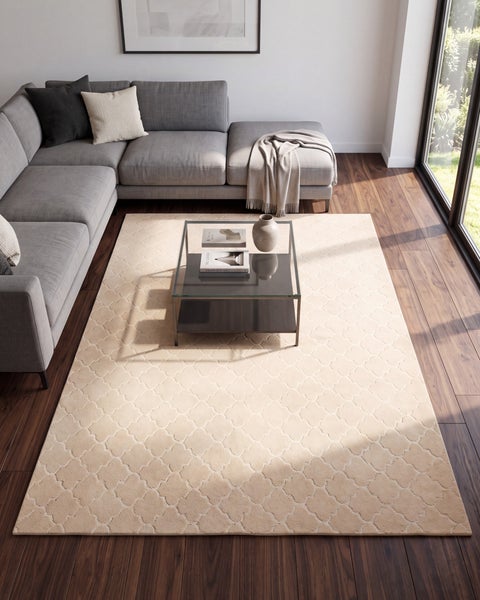 Beiger Teppich mit geometrischem Muster in einem modernen Wohnzimmer mit Ecksofa und Holzboden.