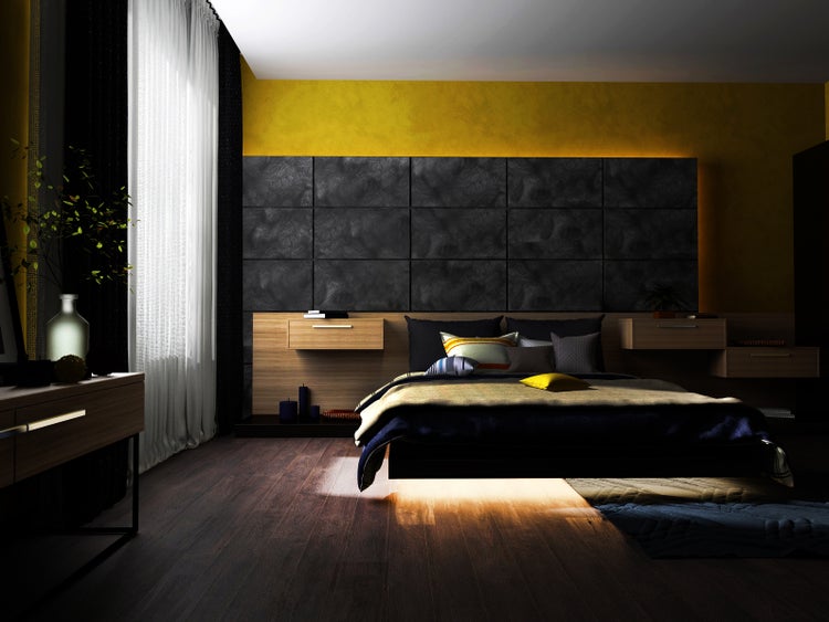 Schlafzimmer mit Bett, Nachttischen und Wandpaneelen