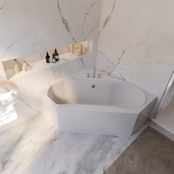 Eckbadewanne in einem Badezimmer mit Marmorwänden und Ablageflächen