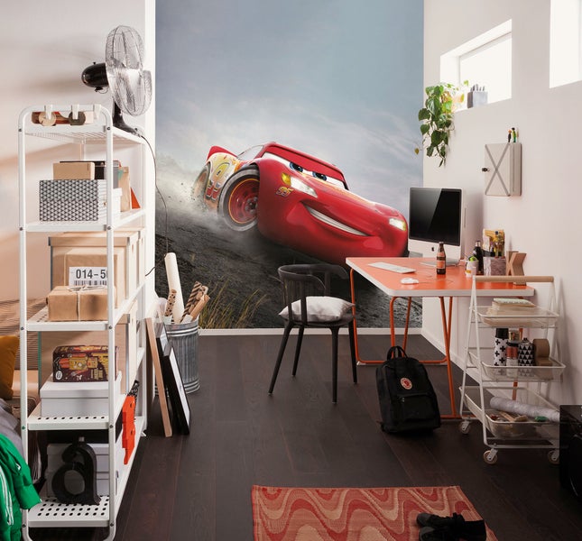 Jugendzimmer mit Wandtapete von Lightning McQueen, Schreibtisch und Regalen