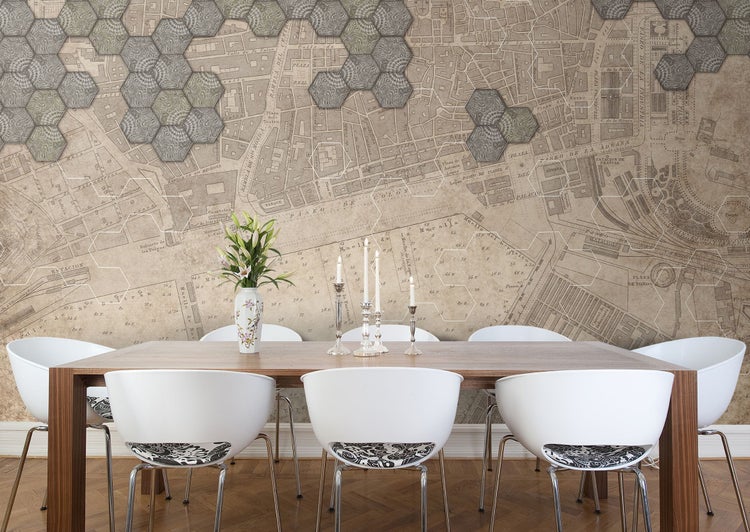 Ein Esszimmer mit einem Holztisch, weißen Stühlen und einer Wandtapete mit Stadtplanmuster