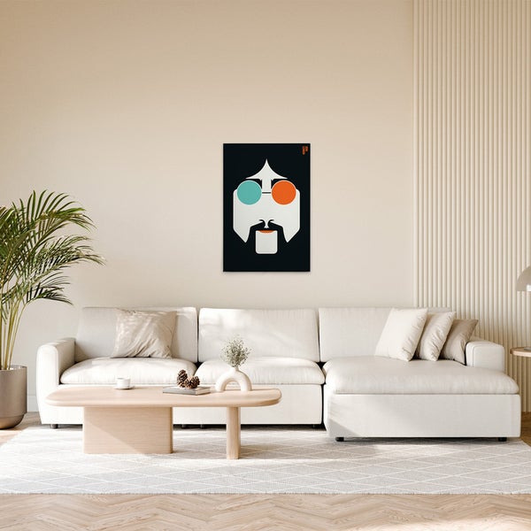 Wohnzimmer mit Poster an der Wand, das das stilisierte Gesicht einer Person mit runden Brillengläsern zeigt