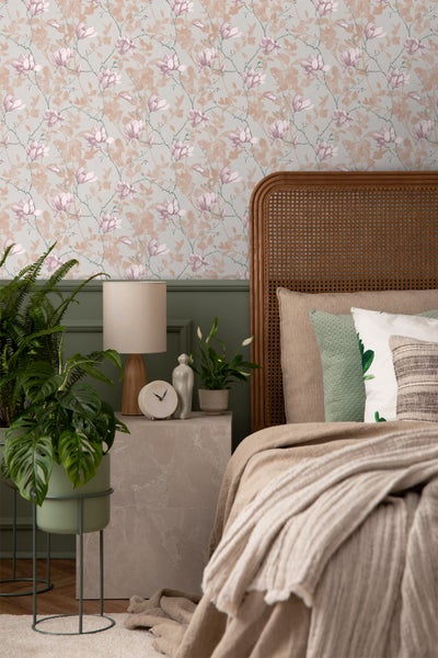 Azalee mit pinkfarbenen Blüten in einem Gartenbeet