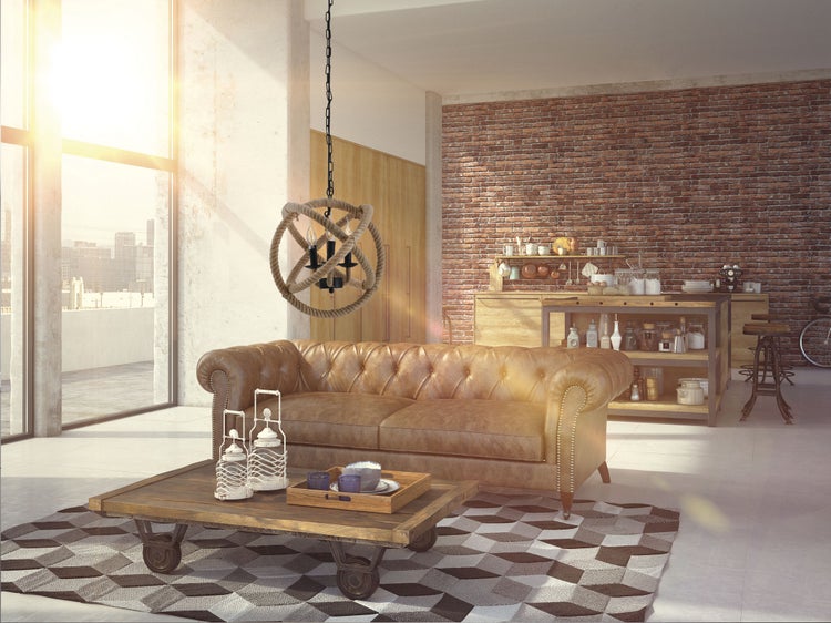Wohnzimmer mit Ledersofa, Holztisch, Teppich und Hängelampe aus Seil