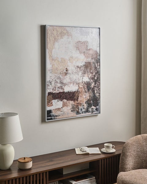 Abstraktes gerahmtes Gemälde mit texturierten Beige- und Brauntönen über einem dunklen Sideboard aus Holz in einem modernen, aufgeräumten Raum.
