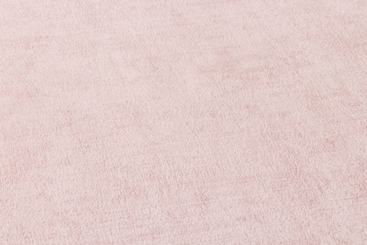 Wohnraum mit Sofa, Teppich und dekorativer Wandtapete