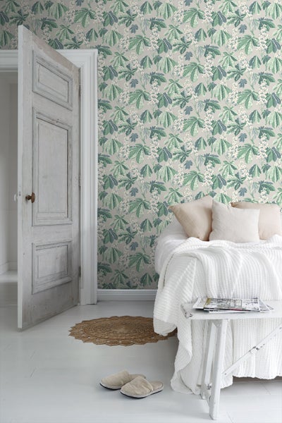 Ein Raum mit einer Wand, die mit einer Tapete mit Kastanienblütenmuster verziert ist.