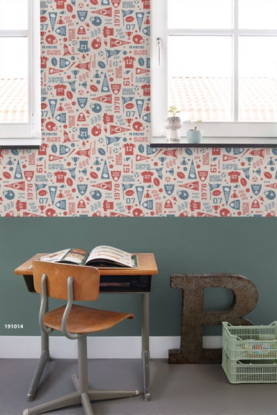 Dekoratives Zimmer mit einer Sportmuster-Tapete, einem Schreibtisch und einem Stuhl