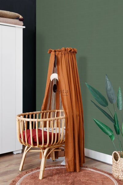 Dekoriertes Kinderzimmer mit Babybett aus Rattan und Baldachin