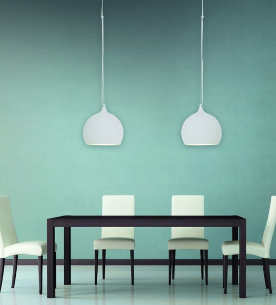 Esstischgruppe mit Tisch, Stühlen und zwei Pendelleuchten