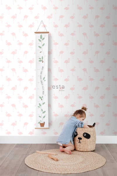 Kinderzimmer mit Wachstumsmesser, Kind und Spielzeugkorb auf einem Teppich