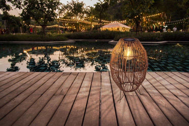 LED Solarleuchte Korbinian für Garten und Terrasse, Außendeko aus Metall, Kunststoff und Jute in natur, fest verbaute LEDs, Solar Lampe für den Garten 34 x 19,58 cm