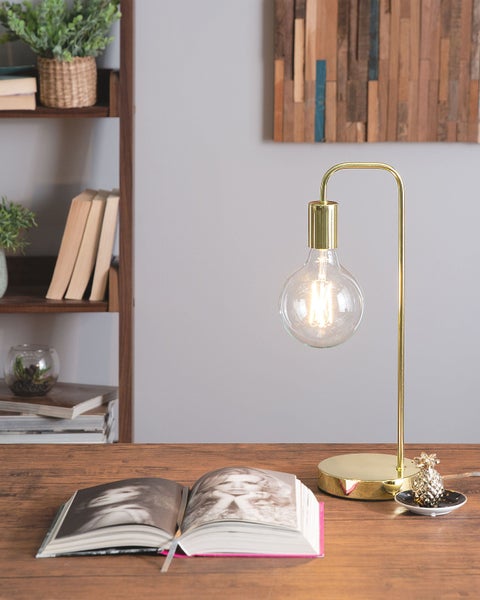 Wohnzimmer-Szene mit gemustertem Teppich, Couch und Couchtisch