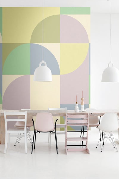 Esszimmer mit Esstisch, Stühlen und geometrischer Mustertapete