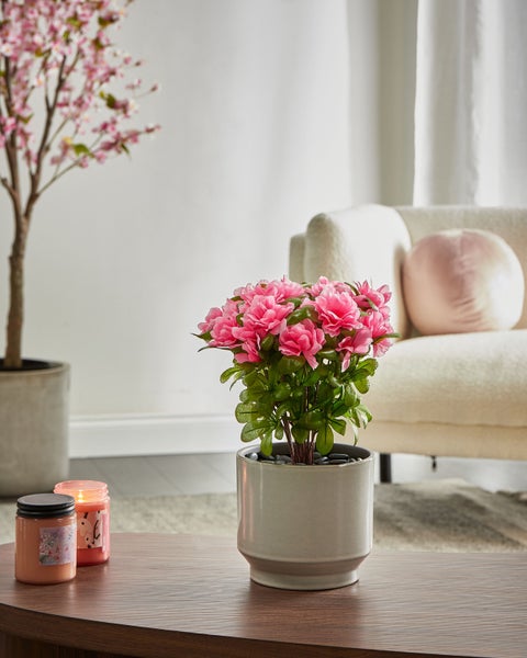 Dekorative Azaleen Kunstpflanze im Topf auf einem Tisch