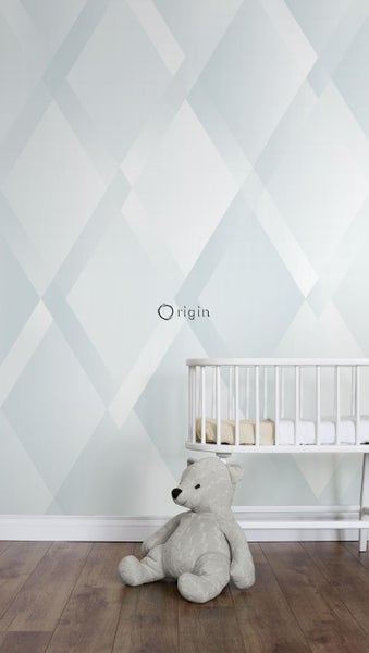 Kinderzimmer mit geometrischer Tapete, Gitterbett und Teddybär