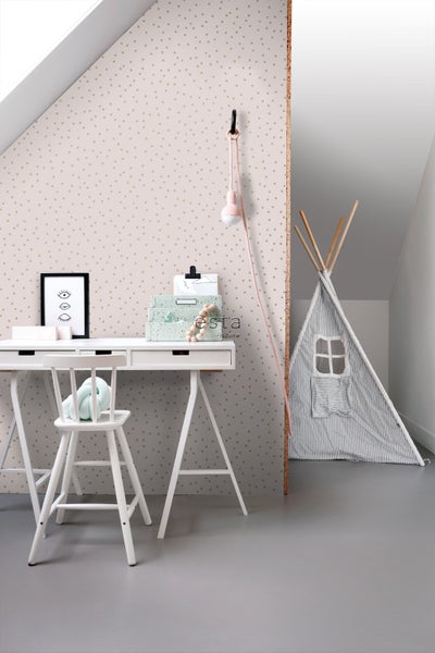 Kinderzimmer mit Schreibtisch, Stuhl, Spielzelt und gepunkteter Tapete