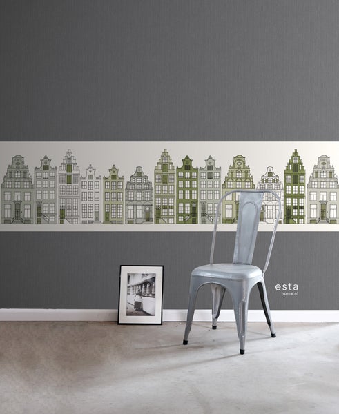 Wohnraumszene mit grauer Tapete, Häuser-Bordüre, Stuhl und gerahmtem Bild