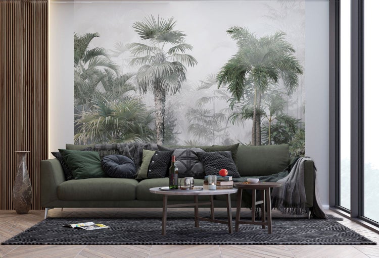 Wohnzimmer mit Sofa, Couchtisch und Tapete mit Palmenmotiv für eine tropische Atmosphäre