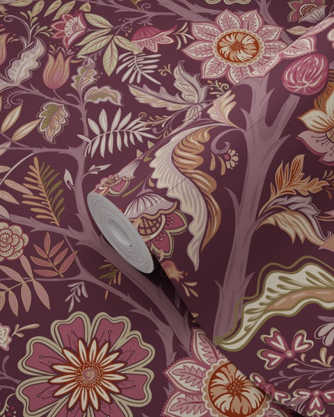 Wohnzimmer mit floraler Tapete, Sofa und Dekorationsgegenständen