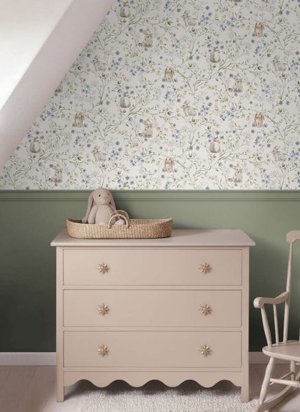 Vliestapete mit Hasen und Blumenmuster im Kinderzimmer unter einer Dachschräge mit Kommode