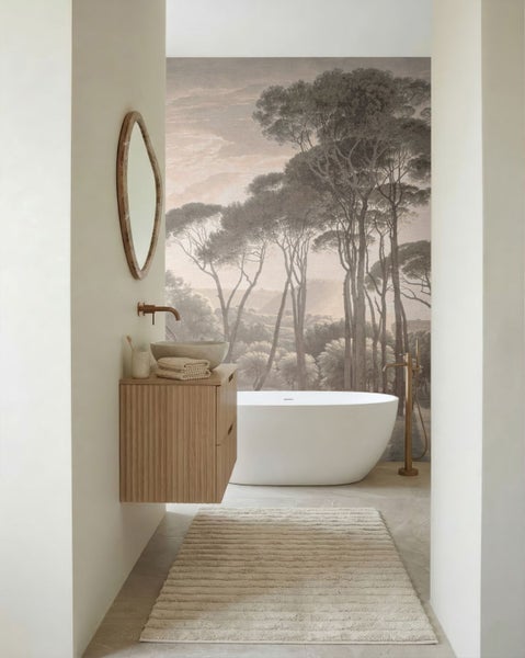 Modernes Badezimmer mit freistehender Badewanne, hölzernem Waschtisch mit Steinwaschbecken und Wandtapete mit Waldlandschaft.