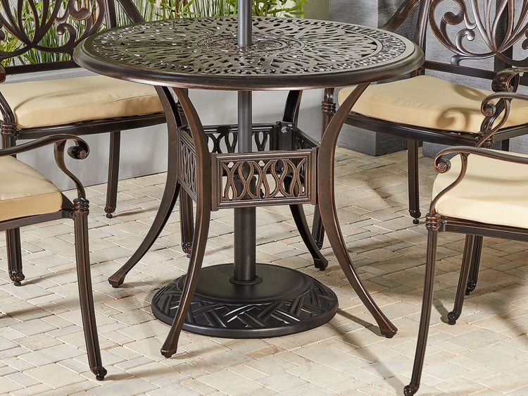 Gartentisch mit Stühlen und dekorativem Muster auf der Tischplatte