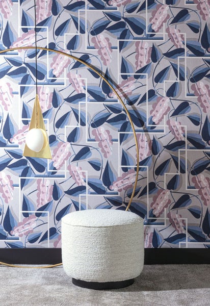 Gartenstuhl aus Holz mit gestreiftem Sitzkissen